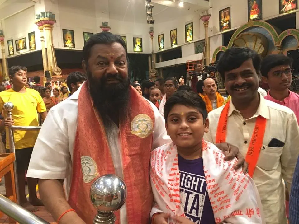 A young Chidatma receiving blessings from Vidwan Karaikudi R. Mani